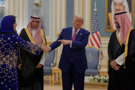 دست دادن دیپلمات‌های زن عربستان سعودی به دونالد ترامپ زیر ذره‌بین رسانه‌ها قرار گرفته