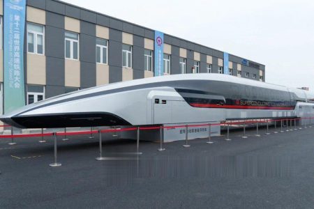 چین از قطار سریع‌ترین قطار جهان رونمایی می‌کند