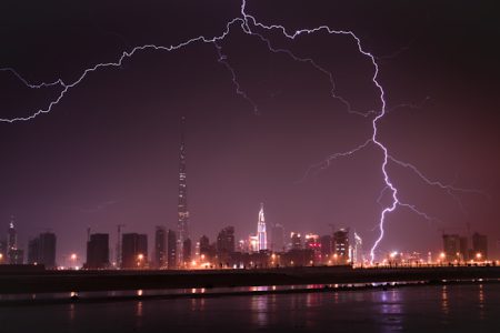 برخورد دیدنی صاعقه به آسمان خراش برج خلیفه در دبی