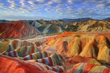 کوه‌های رنگی معروف به آلاداغلار در اطراف زنجان